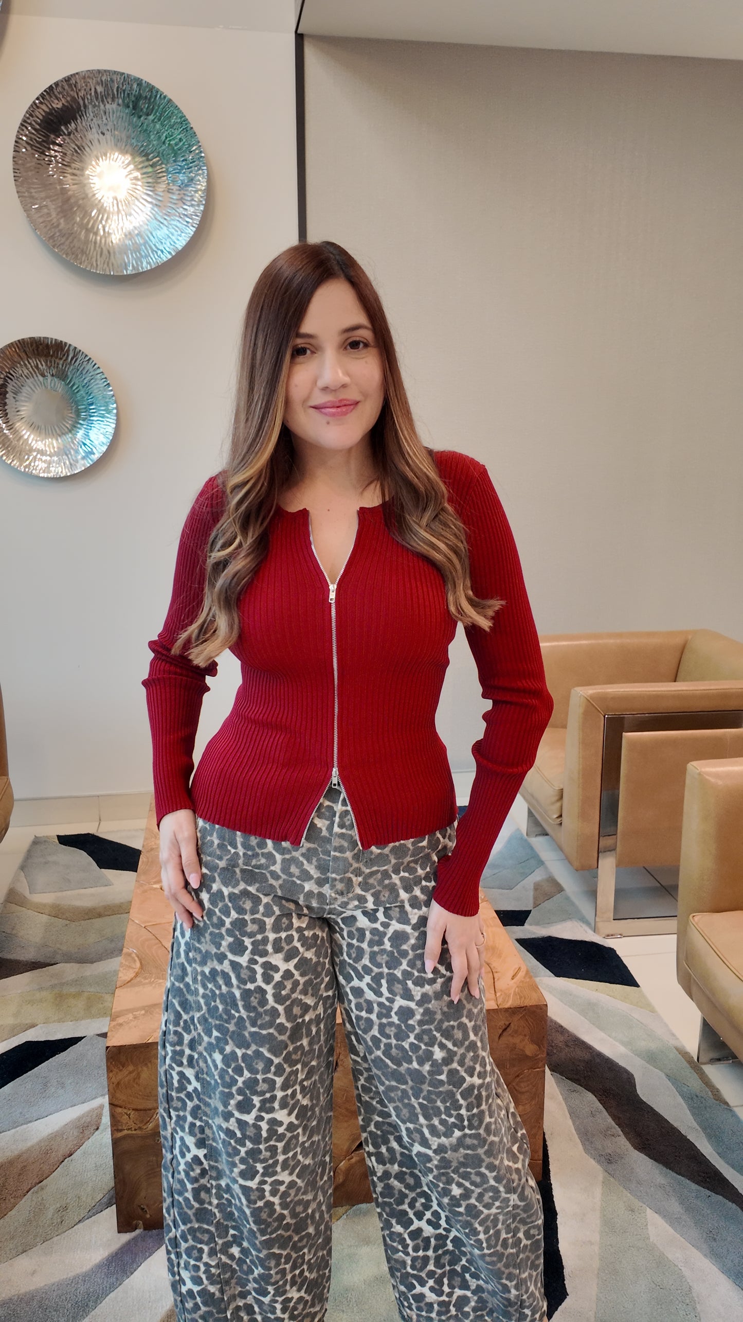 Cardigan rojo con mangas largas y doble zipper, tejido suave y estilo moderno para días frescos.