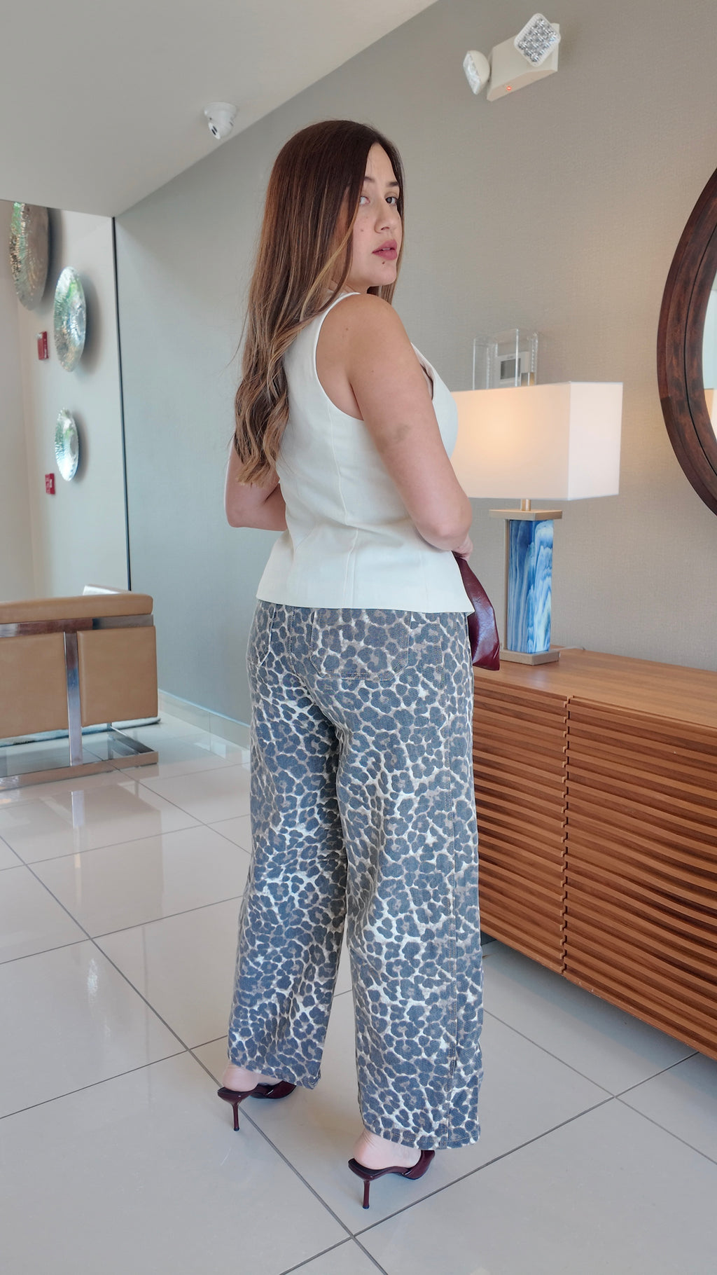 Pantalones de denim barrel con estampado de leopardo en tono mocha, estilo moderno y silueta favorecedora