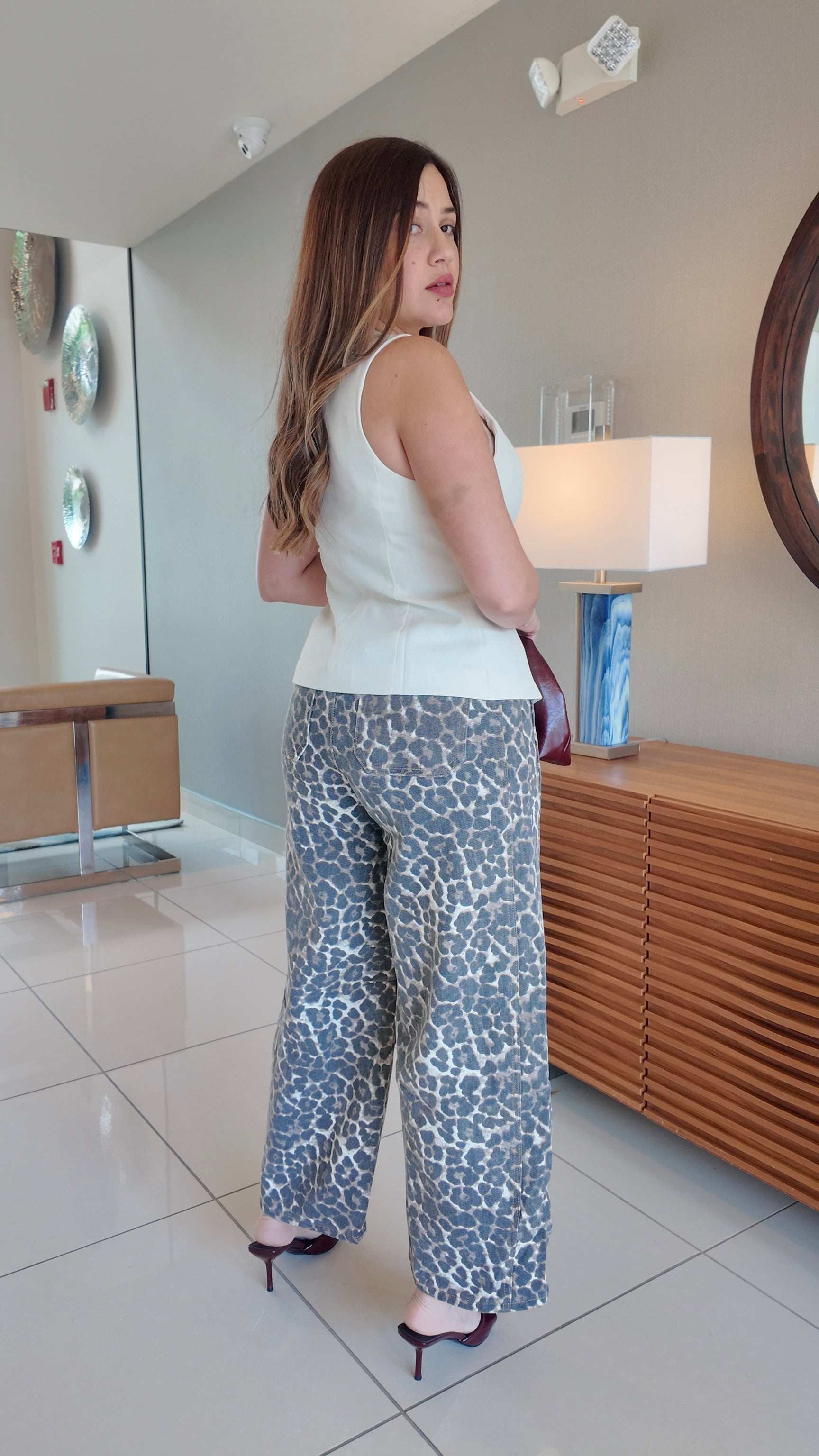 Pantalones de denim barrel con estampado de leopardo en tono mocha, estilo moderno y silueta favorecedora