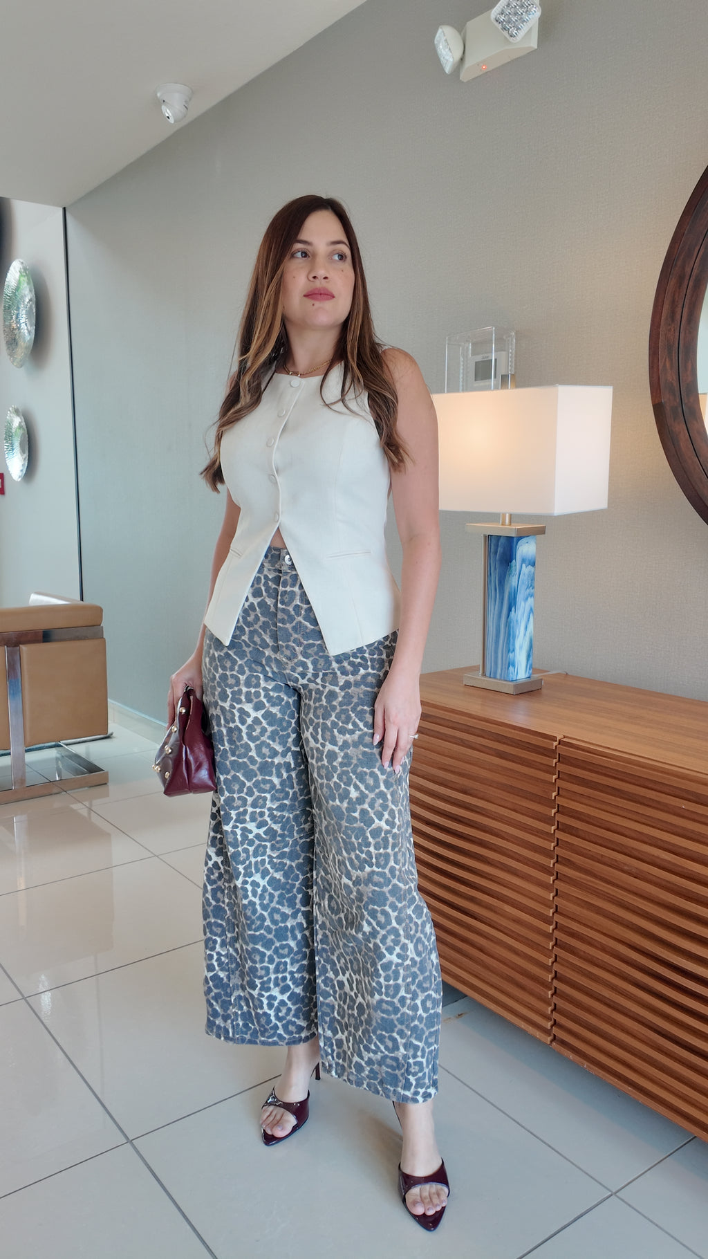 Pantalones de denim barrel con estampado de leopardo en tono mocha, estilo moderno y silueta favorecedora