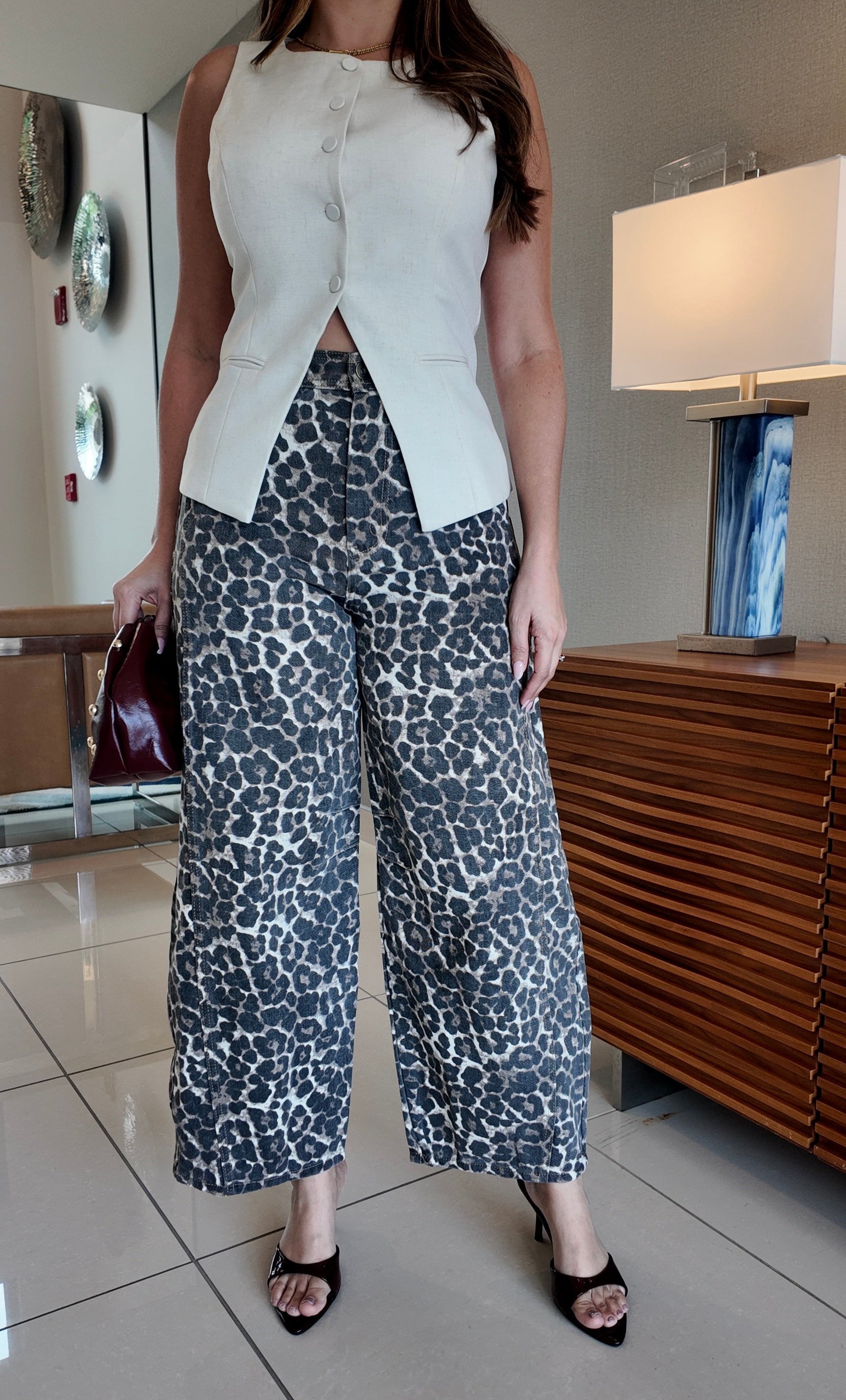 Pantalones de denim barrel con estampado de leopardo en tono mocha, estilo moderno y silueta favorecedora