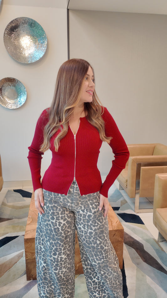 Cardigan rojo con mangas largas y doble zipper, tejido suave y estilo moderno para días frescos.